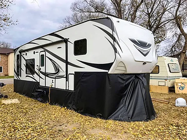 Qué tener en cuenta al elegir zócalos cortavientos para vehículos recreativos